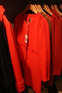 Un magnifique manteau, je suis <3 ! Si vous voulez, c'est bientôt noël :D je fais une taille 42 (http://eshop.bensimon.com/fr/produits/1487-manteau-maxence-rouge)