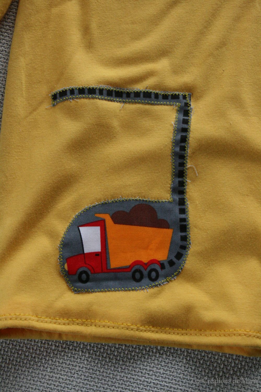 tee-shirt jaune jersey coton engins de chantier détail appliqué
